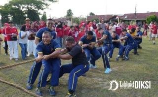 Tarik Tambang hingga Makan Kerupuk, Brimob Polda Riau Bikin HUT RI ke-81 Makin Meriah