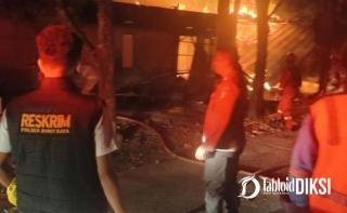 Malam Mencekam di Bukit Raya! Satu Rumah Terbakar, 3 Damkar Turun dan Wali Kota Cek Lokasi