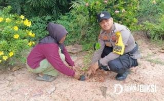 Polisi Tanam Pohon Jeruk di Bantaian Hilir, Green Policing Jadi Senjata Cegah Krisis Lingkungan