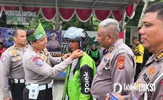 Helm SNI dan Bibit Pohon Dibagikan, Polantas Polda Riau Rangkul Ojol Pekanbaru
