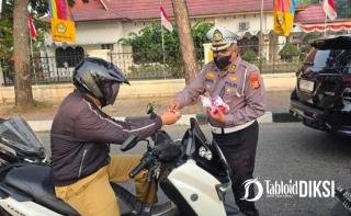 Kabut Asap Kepung Pekanbaru, Polisi Turun ke Jalan Bagikan Ribuan Masker