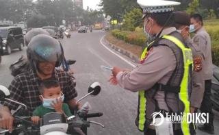 Cegah Dampak Asap, Polsek Bukit Raya Bagikan Masker di Jalanan Pekanbaru