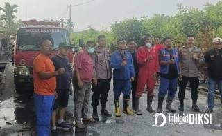 Kebakaran Lahan Dekat Permukiman di Jalan Bahana Ujung, Api Padam 45 Menit