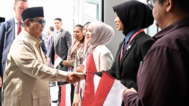Penuh Haru, Mahasiswa Indonesia Sambut Prabowo di Rusia