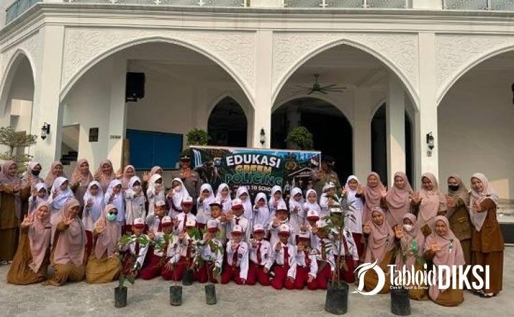 Polsek Tambang Polres Kampar dan Santri Tanam Pohon di Rimbo Panjang