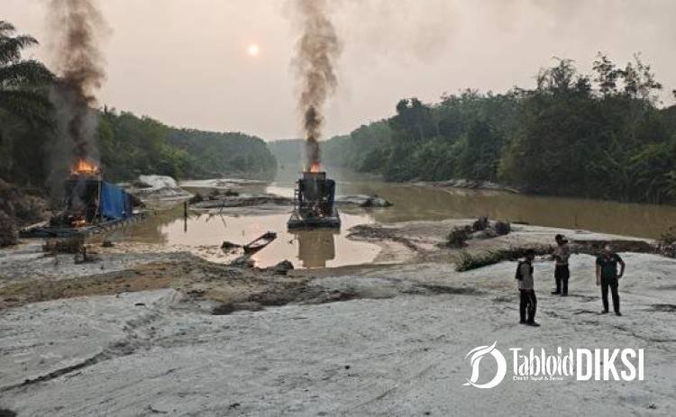 Tiga Titik Disikat! 12 Rakit Tambang Emas Ilegal Dilalap Api di Sungai Tesso