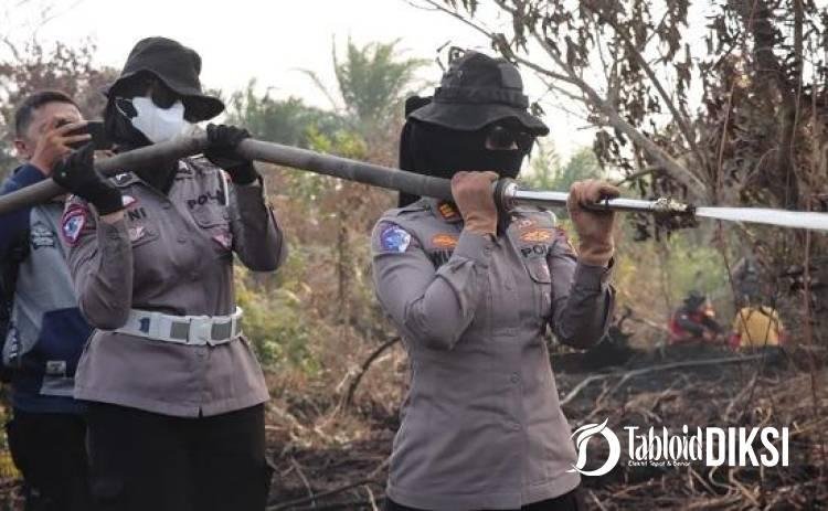 10 Jam Lawan Karhutla, Srikandi Polres Kampar Pastikan Rimbo Panjang Bebas Bara