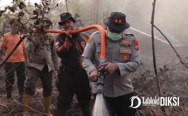 Kapolres Kampar Turun ke Titik Api, 70 Personel Taklukkan Karhutla Gambut Rimbo Panjang