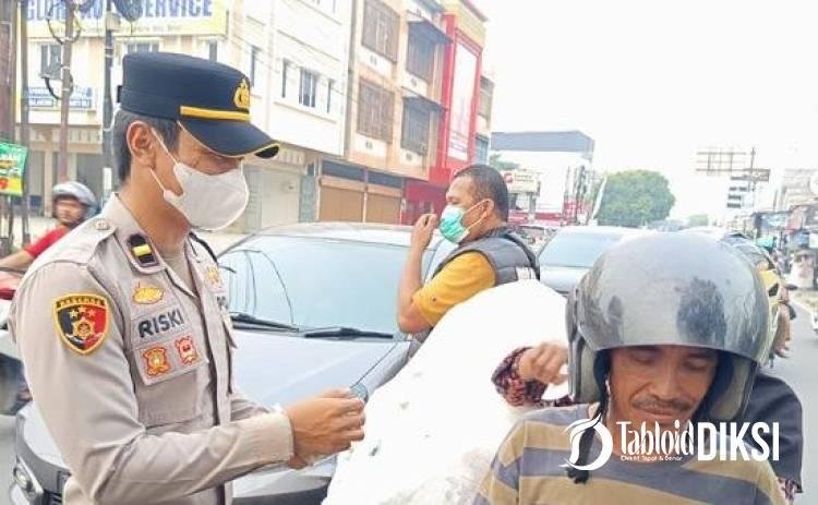 Bukan Cuma Bagi Masker, Polsek Payung Sekaki Edukasi Warga Cegah Asap dan Karhutla