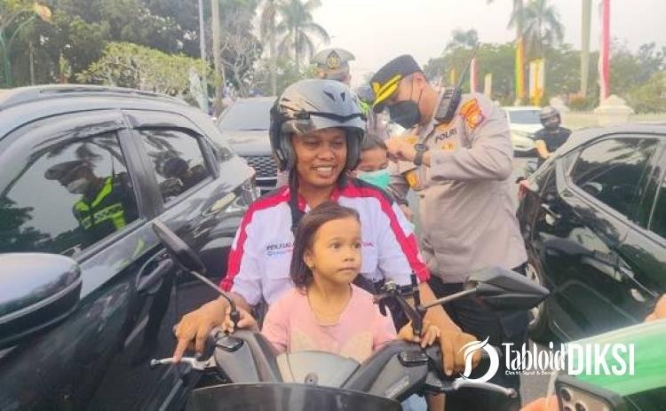 Polresta Pekanbaru Bagikan 1.300 Masker untuk Lindungi Warga Pekanbaru dari Asap