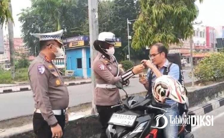 Pekanbaru Diselimuti Asap, Ditlantas Polda Riau Bagikan 1.000 Masker ke Pengguna Jalan 