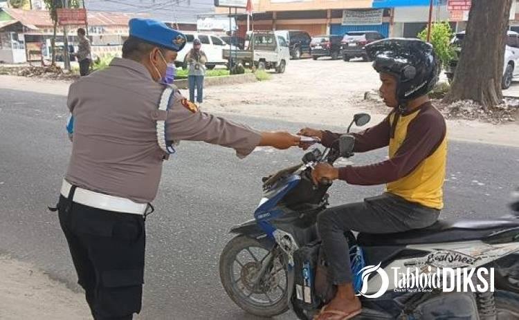 Bukan Sekadar Bagi Masker, Polsek Payung Sekaki Dorong Warga Lawan Dampak Udara Buruk