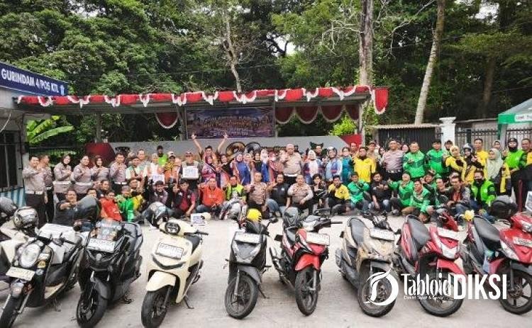 Polantas Riau Bagikan 71 Paket Sembako ke Ojol, Jukir dan Petugas Kebersihan
