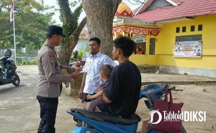 Antisipasi Karhutla, Bhabinkamtibmas Batu Hampar “Halo-Halo” Keliling Pakai TOA Ingatkan Warga