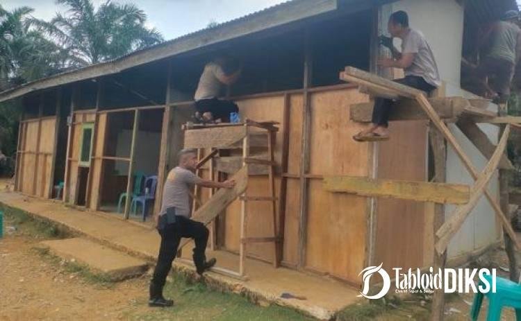 Seragam Polisi Bersanding dengan Debu Bangunan, Polsek Tapung Renovasi SDN 007
