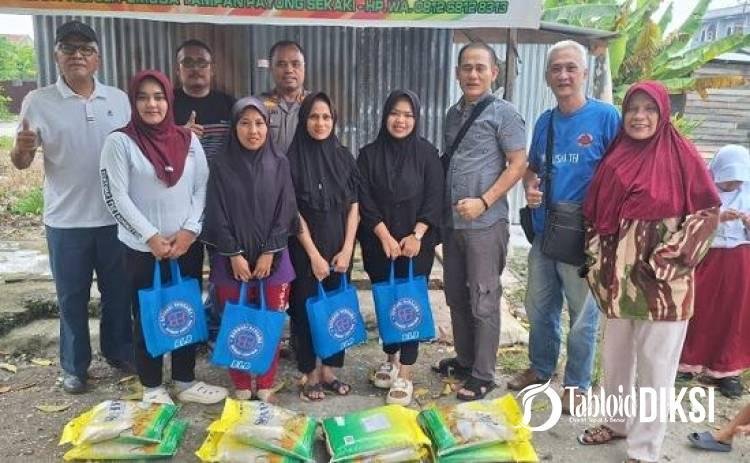 Warga Tampan Terima Sembako dari Polsek Payung Sekaki dan Komunitas BLB