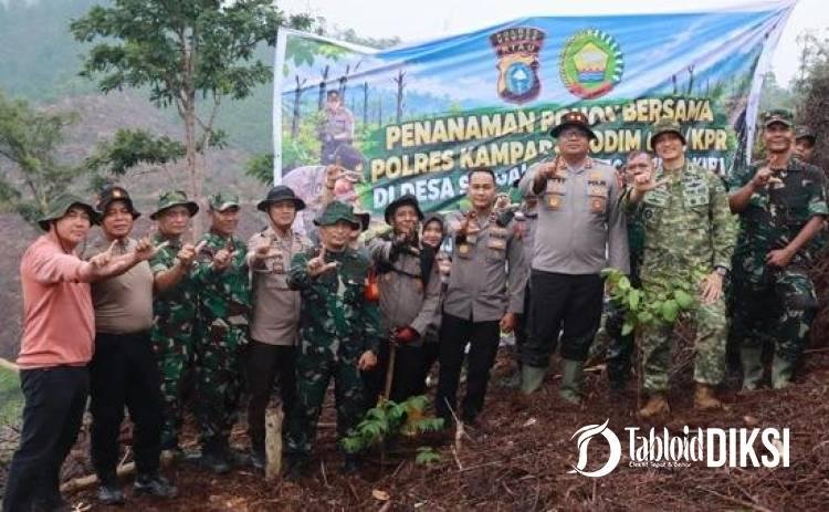 Lima Jam Tempuh Medan Ekstrem, Polisi-TNI Hijaukan Lahan Bekas Kebakaran dengan 300 Pohon