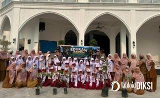 Polsek Tambang Polres Kampar dan Santri Tanam Pohon di Rimbo Panjang