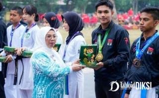 Haornas ke-43 di Kampar: Bupati Ahmad Yuzar Kobarkan Semangat Juara, Atlet Berprestasi Diguyur Penghargaan