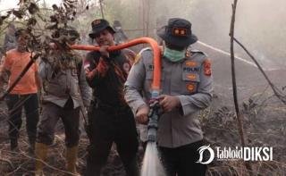 Kapolres Kampar Turun ke Titik Api, 70 Personel Taklukkan Karhutla Gambut Rimbo Panjang