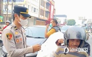 Bukan Cuma Bagi Masker, Polsek Payung Sekaki Edukasi Warga Cegah Asap dan Karhutla