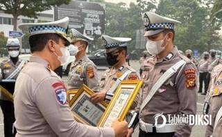 13 Personel Ditlantas Polda Riau Diganjar Penghargaan: Bongkar SIM Palsu hingga Hadang DC
