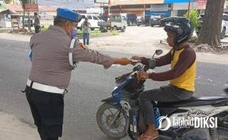 Bukan Sekadar Bagi Masker, Polsek Payung Sekaki Dorong Warga Lawan Dampak Udara Buruk