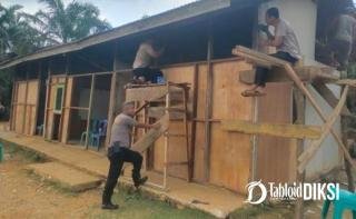 Seragam Polisi Bersanding dengan Debu Bangunan, Polsek Tapung Renovasi SDN 007