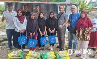 Warga Tampan Terima Sembako dari Polsek Payung Sekaki dan Komunitas BLB