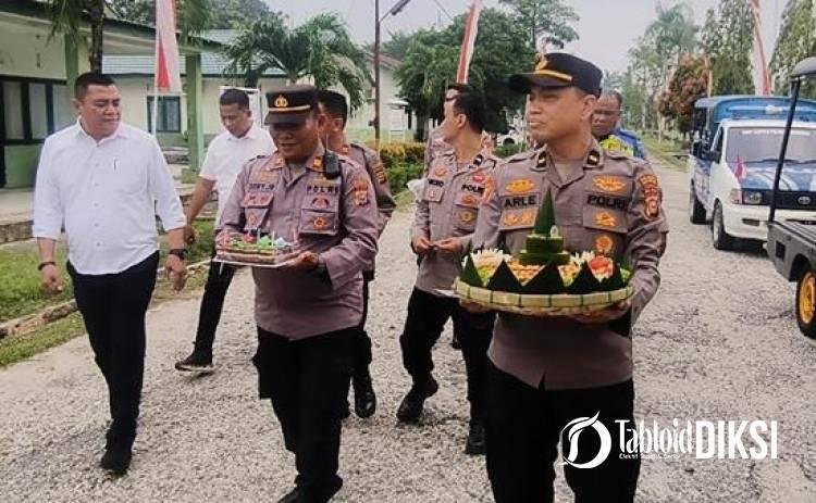 Datang Bawa Kejutan, Kapolsek Binawidya Ucapkan Selamat HUT TNI ke-81 di Markas Baterai A