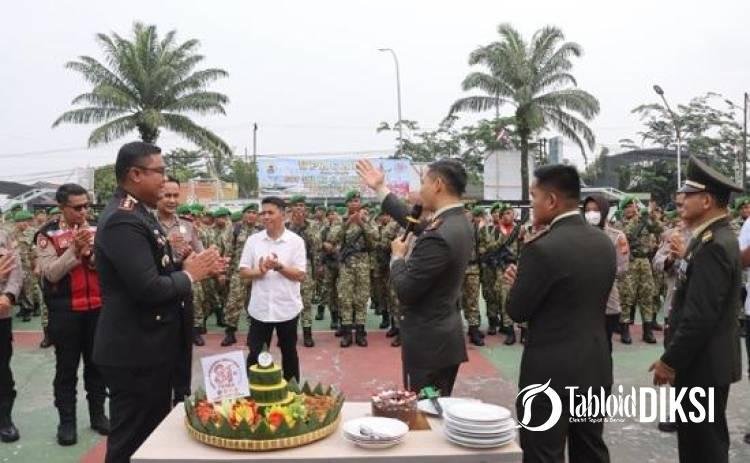 Solid! Polres Kampar Surprise Kodim 0313/KPR di HUT TNI ke-81, Tumpeng Jadi Simbol Sinergi