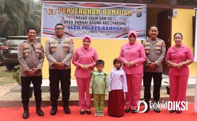 Sekolah Pelosok Tak Luput dari Perhatian, Kapolres Kampar Serahkan Bantuan