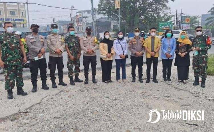 Kualitas Udara Kurang Baik, Polsek Payung Sekaki Bagikan 500 Masker ke Pengguna Jalan