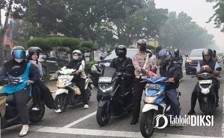 Polisi Turun ke Jalan Saat Asap Menebal, Ditlantas Polda Riau Sebar 1.000 Masker