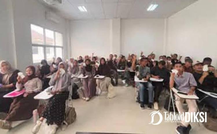 Tak Tinggal Diam Hadapi Kabut Asap, Mahasiswa UMRI Turun Tangan Salurkan 500 Masker