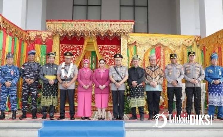 Disambut Adat Melayu, Kapolda Riau Arman Achdiat Tanam Pohon dan Jalani Tepuk Tepung Tawar