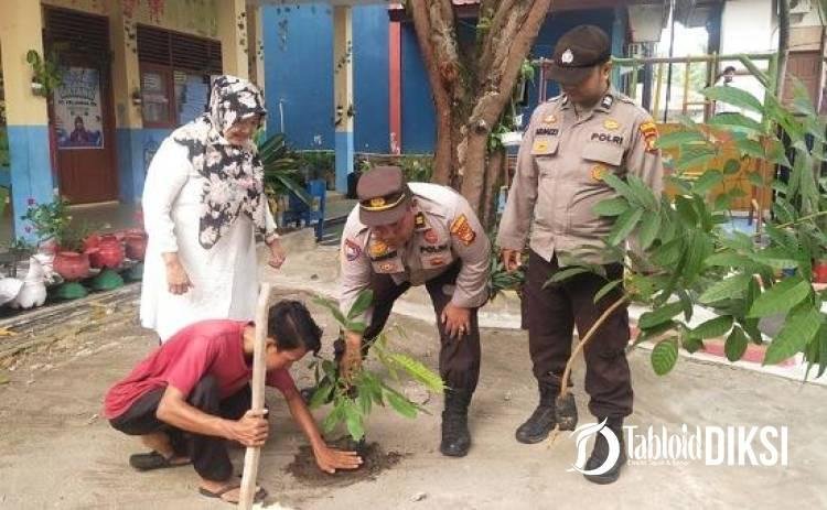 Dukung Gerakan 1 Juta Pohon Kapolda Riau, Polsek Bukit Raya Turun Langsung Hijaukan Sekolah