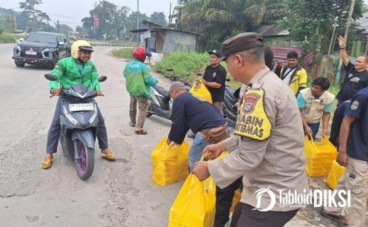 Polisi Turun ke Jalan, Polsek Payung Sekaki Bersama KSABP Tebar 200 Nasi Kotak dan Paket Kue