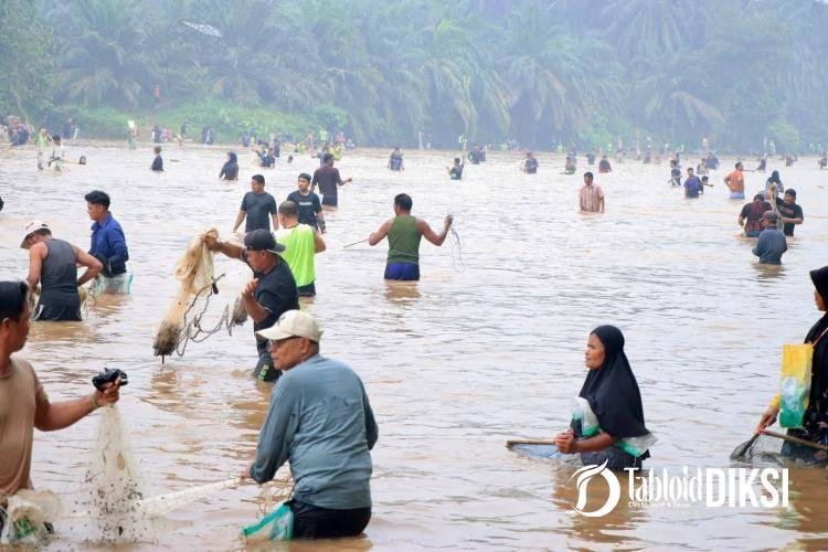 Bupati Kampar Ajak Warga Lestarikan Tradisi Lubuk Larangan di Siberuang