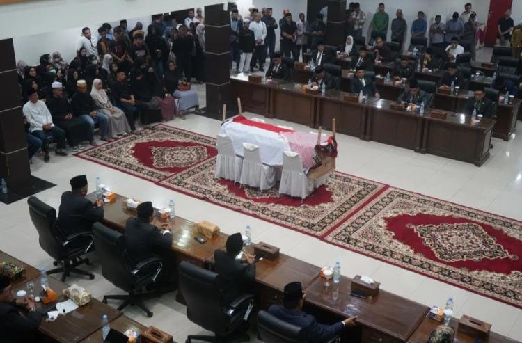 Wabup Yuliantini Antar Jenazah Wakil Ketua DPRD Inhil H. Andi Rusli ke Pemakaman