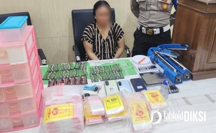 Gerebek Kamar Kos di Pekanbaru, Polisi Tangkap Wanita Pengedar Sabu 56,64 Gram dan 28 Cartridge Etomidate