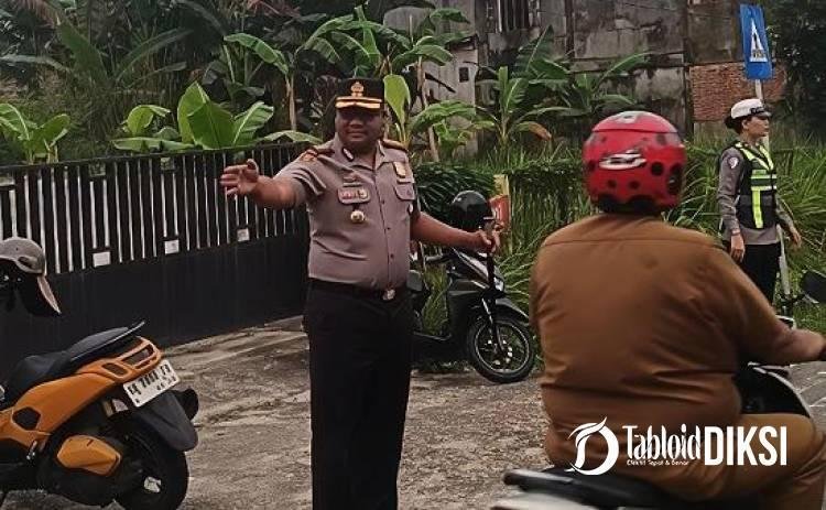 Orang Nomor Satu Polres Kampar Ikut Atur Lalin Pagi, Orang Tua Murid: Terasa Banget Amannya!  ?