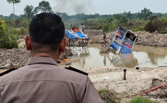 Tak Beri Ruang Tambang Emas Ilegal, Polsek Kampar Kiri Hilir Musnahkan 2 Rakit PETI di Batang Potai