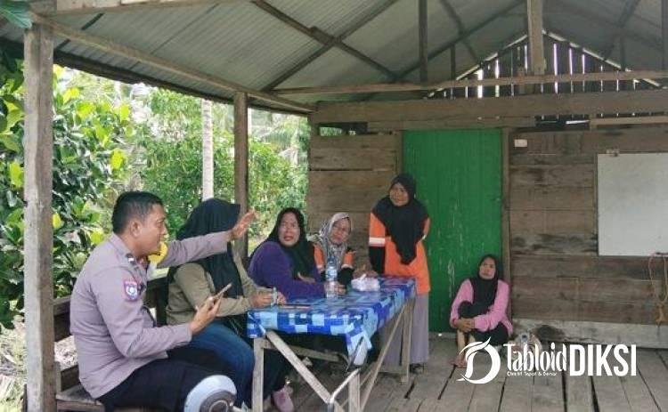 Sinergi Polri dan Dinsos di Rohil: Bhabinkamtibmas Batu Hampar Pendataan Bansos Lewat Parlinsos