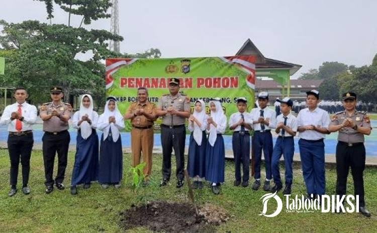 Bukan Sekadar Seremoni, Kapolres Kampar Libatkan Ratusan Siswa Tanam Pohon dan Rawat Lingkungan