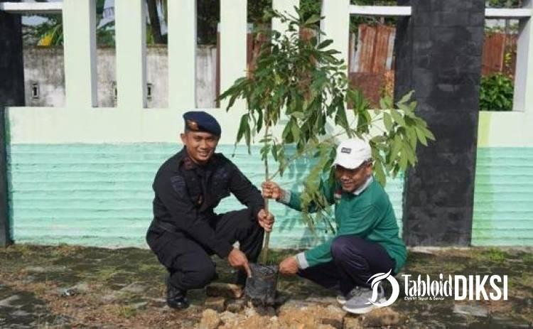 Jelang HUT ke-81 Korps Brimob, Puluhan Personel Polda Riau Bersihkan Masjid hingga Tanam Pohon