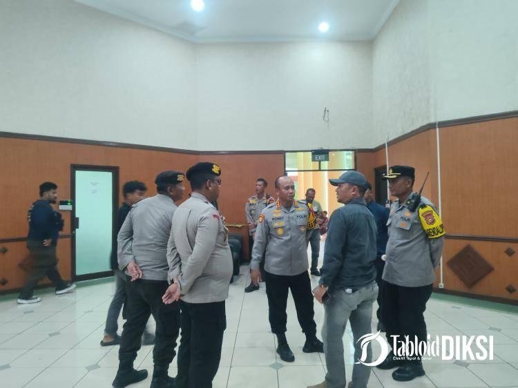 Mahasiswa HMI Geruduk DPRD Riau, Polresta Pekanbaru Kawal hingga Audiensi