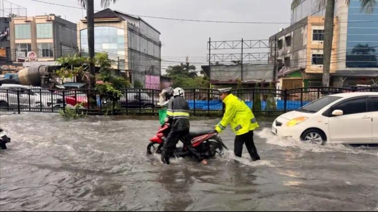 Banjir Rendam Sejumlah Jalan di Pekanbaru, Polantas Bantu Pengendara Motor Mogok