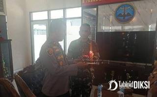 HUT TNI ke-81, Kapolsek Bukit Raya Datang Bawa Kue: Pesannya Tegas, TNI-Polri Harus Solid