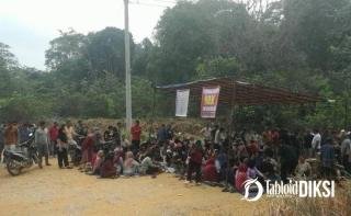 Tuntut Kebun Mitra 20 Persen, Sekitar 1.000 Warga Blokir 3 Titik Jalan PT Serikat Putra di Pelalawan